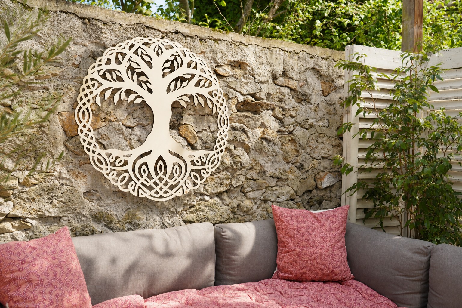 Arbre de vie mural en bois découpé au laser dans un salon de jardin
