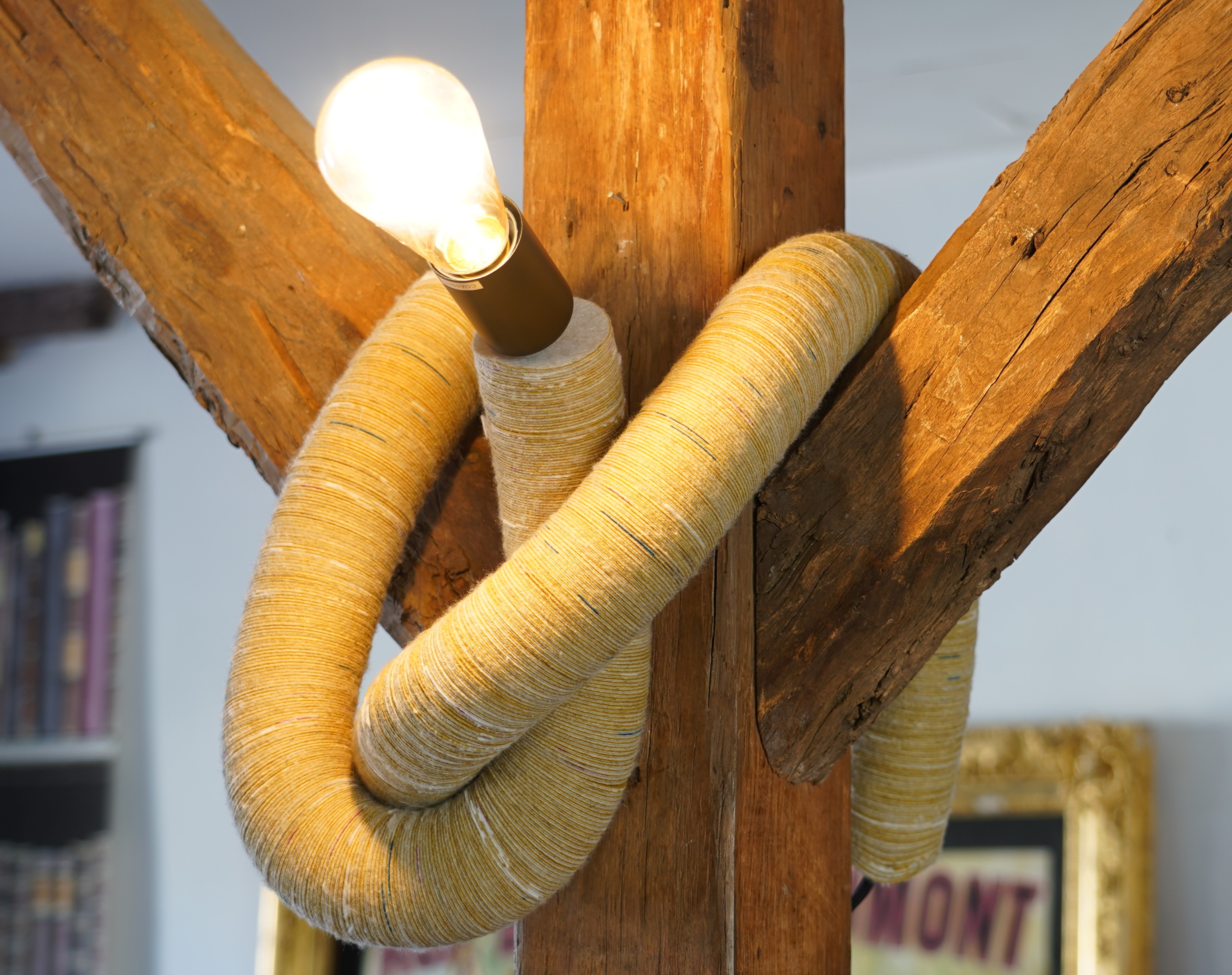 Lampe décorative fabriquée avec éléments découpés et assemblés